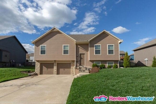 Building Photo - Spacious 4 bd, 3bth Home in Blue Springs. ...