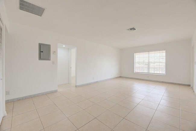 Building Photo - 1017 NW 30th Ct Unit 2