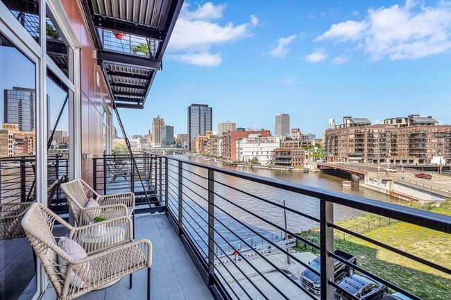 Building Photo - 106 W Seeboth St