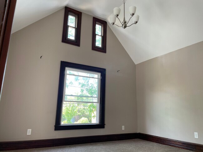 Vaulted ceilings - 40 Church St Apartments Unit 2
