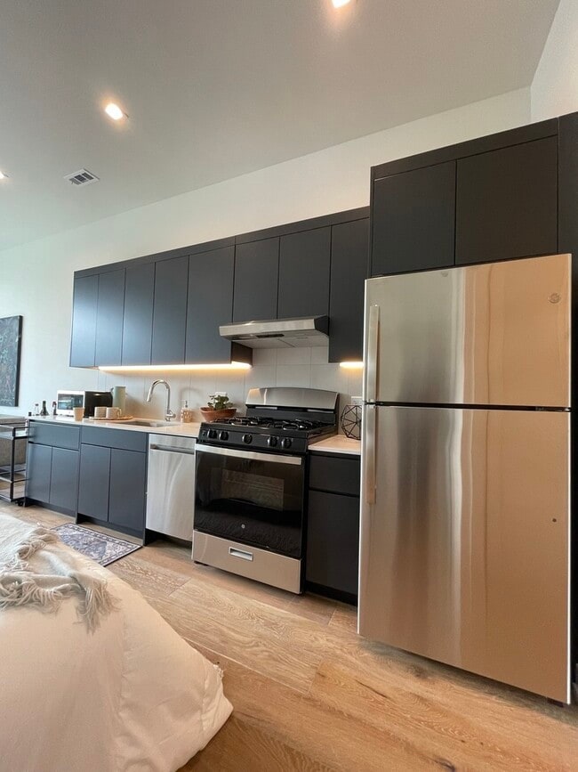 Building Photo - 4513 N Clark St Rental