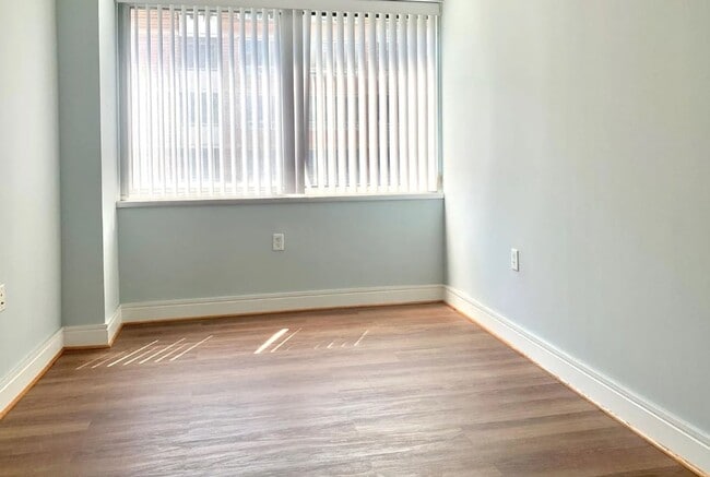 Photo - Short Walk to the Wharf! - Professionally Managed  and Spacious 1BR With Monument Views