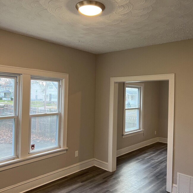 Photo - 931 Peerless Ave