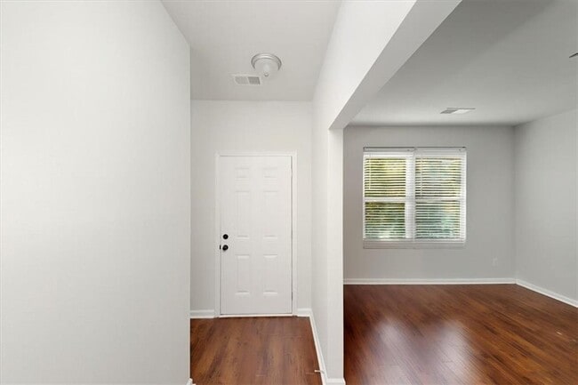 Photo - 541 Tulip Ln