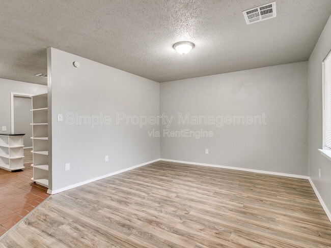 Photo - 409 E Hill Dr