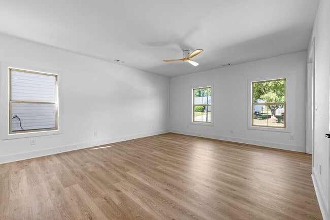 Photo - 3 Bedroom Walkable to Downtown Zebulon. Lawncare included!