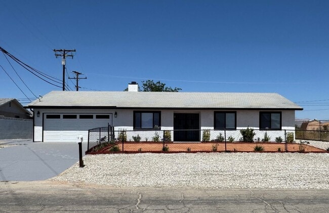 Building Photo - Beautifully Remodeled 3 Bed, 2 Bath $1,795.00