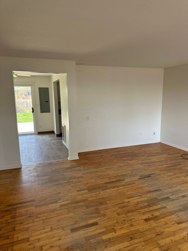 Photo - 3 Bedroom 1.5 Bathroom Home WSG Included!