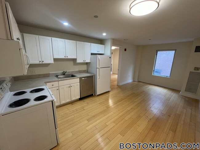 Building Photo - 40 Boylston St Rental