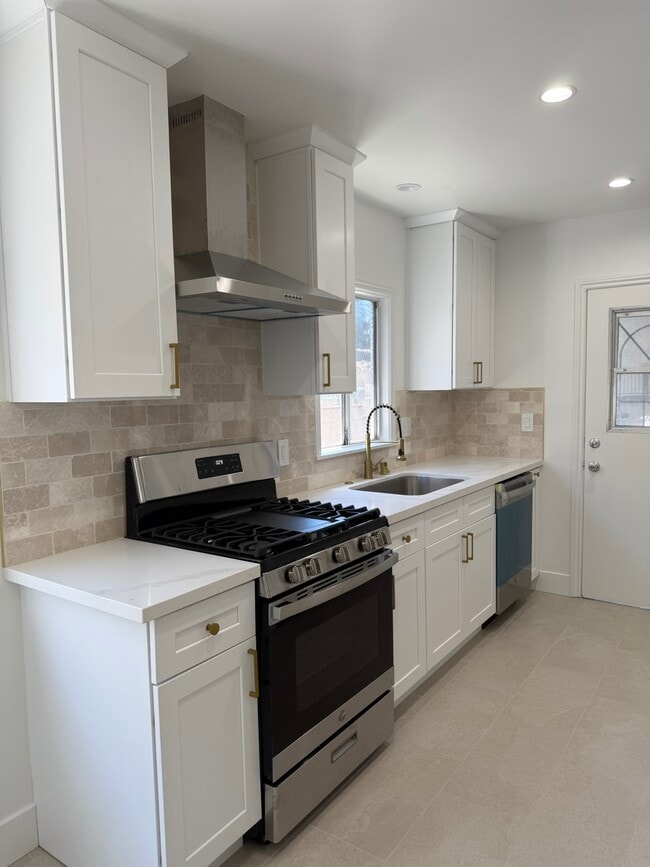 Building Photo - 11610 Oxnard St Unit Apt #6