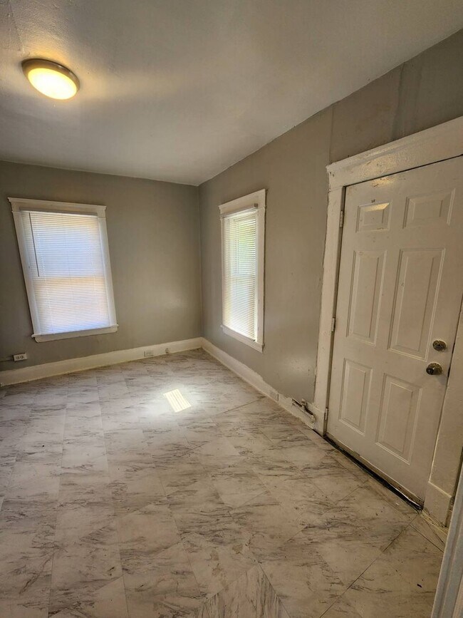 Photo - 1096 E 67th St Unit 3