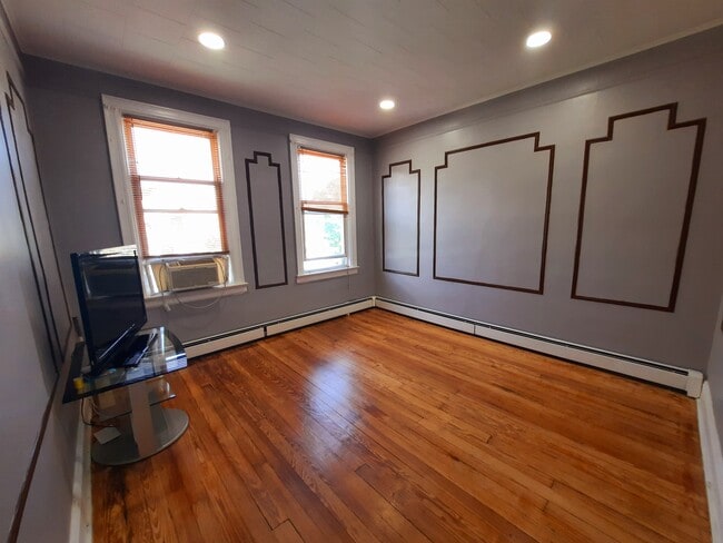 Building Photo - 149 W 10th St Unit 3