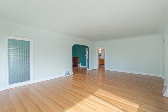 Photo - 404 Pioneer Ave E