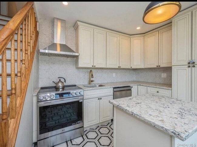 Photo - 8 Crabtree Ln