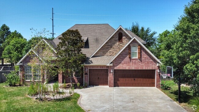 Building Photo - 1501 NE Greenbrier Ct Rental