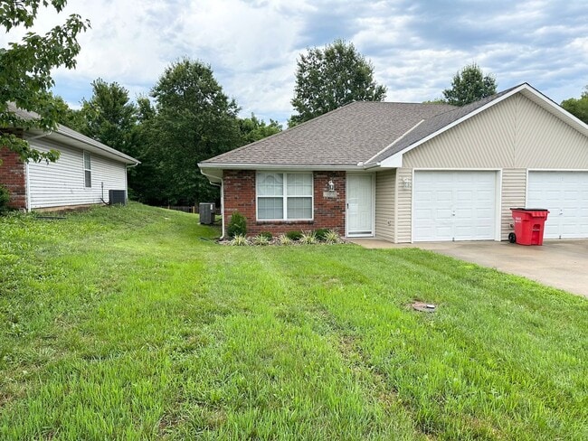 Building Photo - 2 Bed Single Level Duplex in Blue Springs Rental