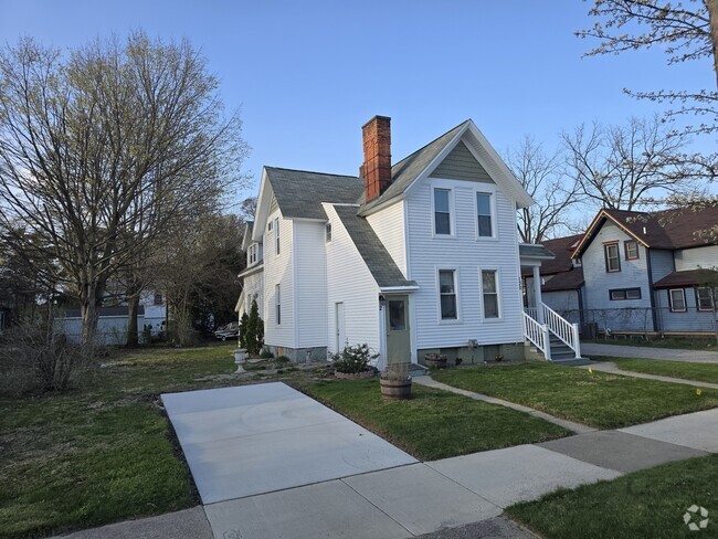 Building Photo - 130 Grand Ave Unit 2 Rental