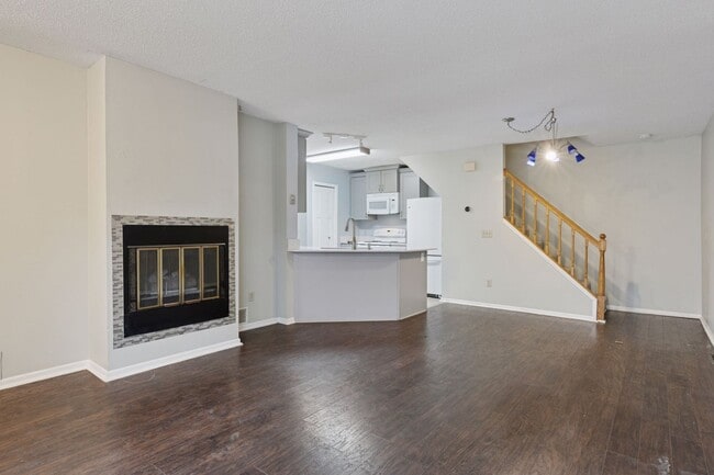 Building Photo - 2 BR Townhome in GREAT Location - Dishwasher + Laundry Included!