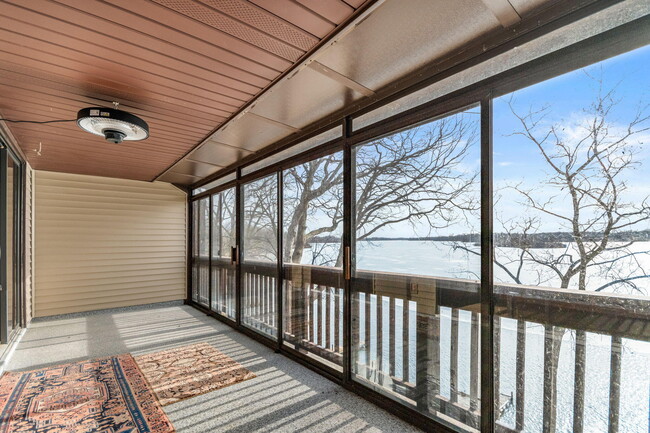 Building Photo - 730 Cliffs Dr Unit 303A