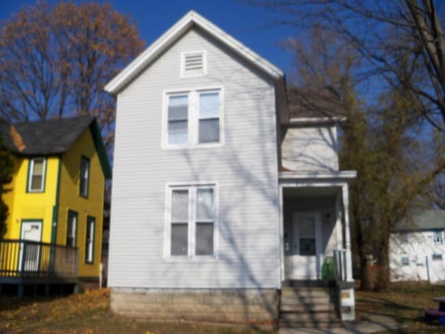 Building Photo - 810 Huestis Ave Unit Apt 1