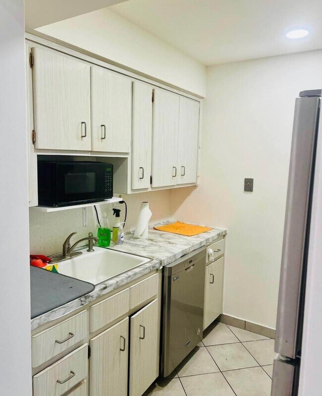 371 SW 8th St Unit 2HW