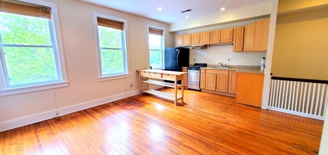 Building Photo - 715 14th St SE Unit B