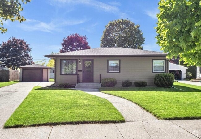 Building Photo - 2832 S 11th Pl Rental