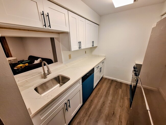 Nueva cocina con electrodomésticos de acero inoxidable, encimeras de cuarzo y gabinetes estilo shaker. - 1015 Ravens Crest Dr Unidad 1015 Rental