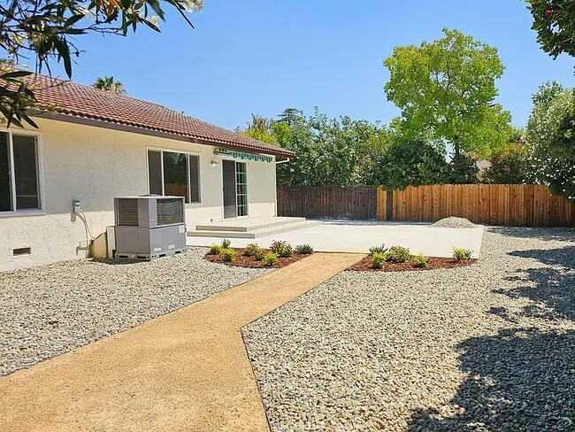 405 W Southwood Dr