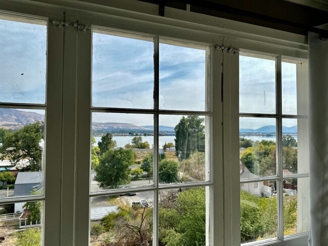 Photo - Enoy the picturesque views of Lake Ewauna ...