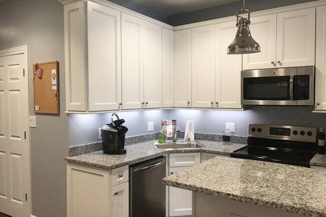 Cocina y almacenamiento - 4160 Lorain Ave Unidad UP East
