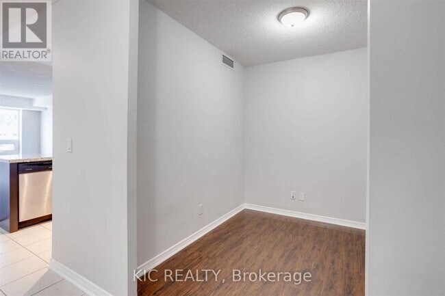 Photo - 3 Michael Power Pl Unité 207