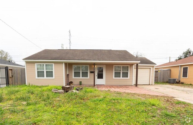 Building Photo - 218 E Oak St Rental