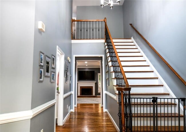 Photo - 304 Bridle Path