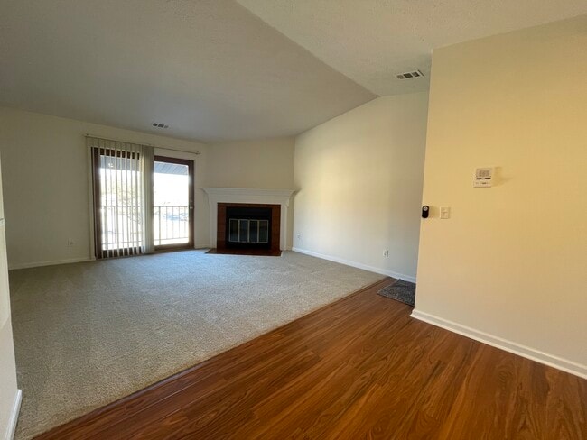 Building Photo - 7235 Creekview Dr Unit 12