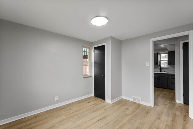 Photo - MOVE IN SPECIAL! SCORE HALF OFF 1ST MONTH'...