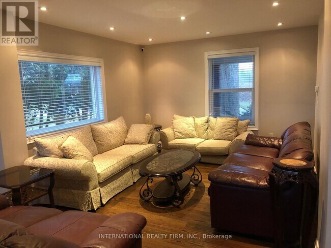 Photo - 489 Kemp Rd W