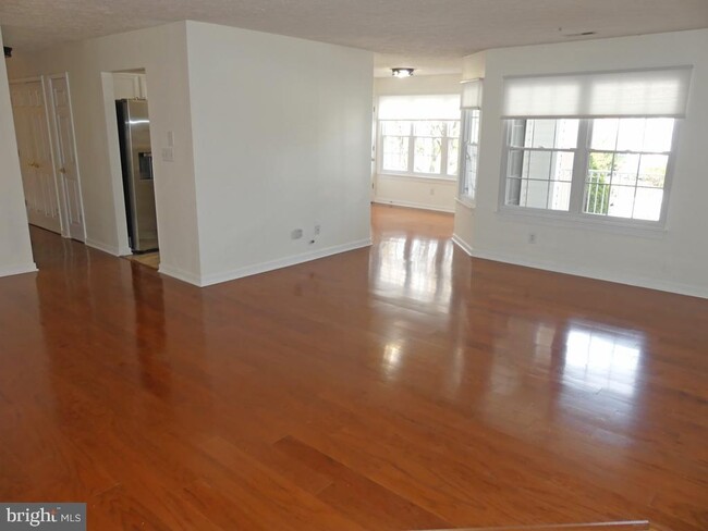 Building Photo - 200 Burkwood Ct Unit 2H Rental