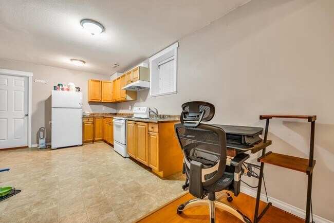 Photo - 18991-1870A 70a Ave