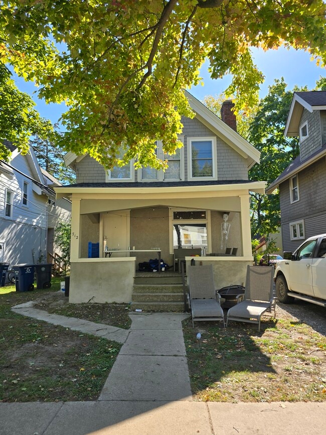 Building Photo - 712 Dewey Ave