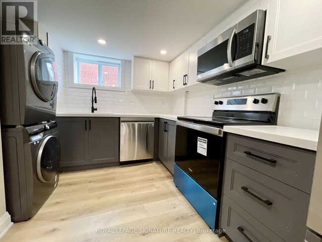 Photo - 282 E 18th St