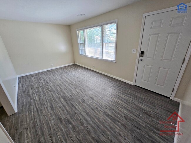 Photo - 15 W Borden St