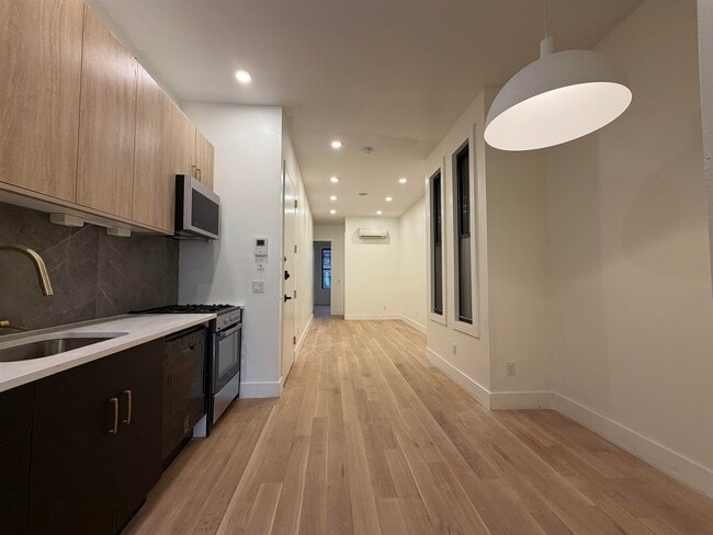 Building Photo - 50 Grace St Unit 1L