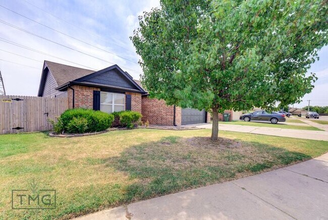 Great 3/2/2 in Owasso’s Lake Valley!