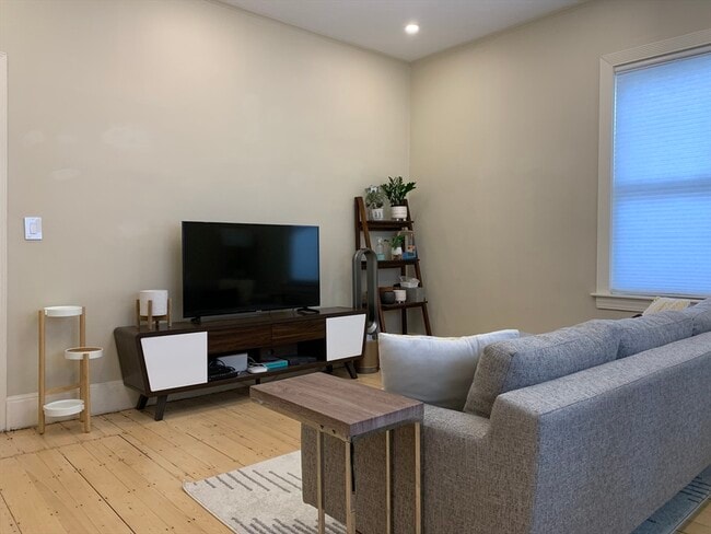 Building Photo - 12 Ashley St Unit 1 Rental