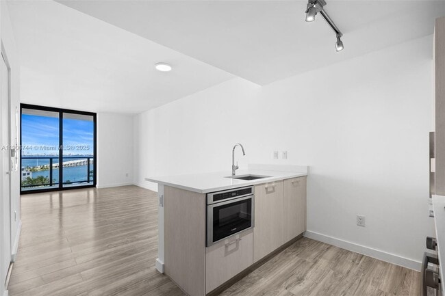 Building Photo - 501 NE 31st St Unit 1402