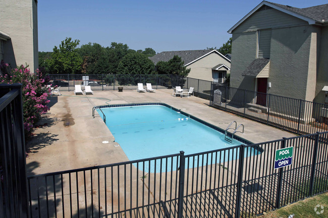 Building Photo - Lake Hefner Townhomes