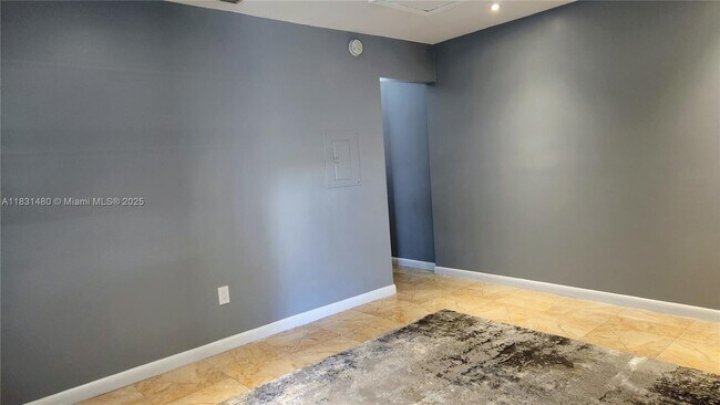 Photo - 55 SW 12th St Unidad 3