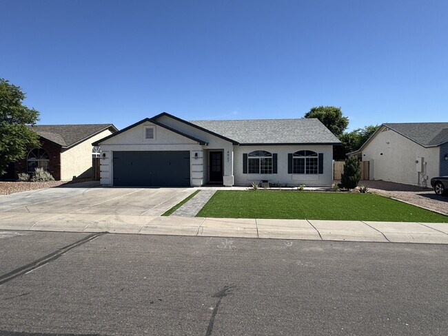 4427 E Meadow Lark Way