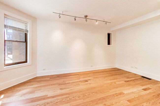 Photo - 2132 N Oakley Ave
